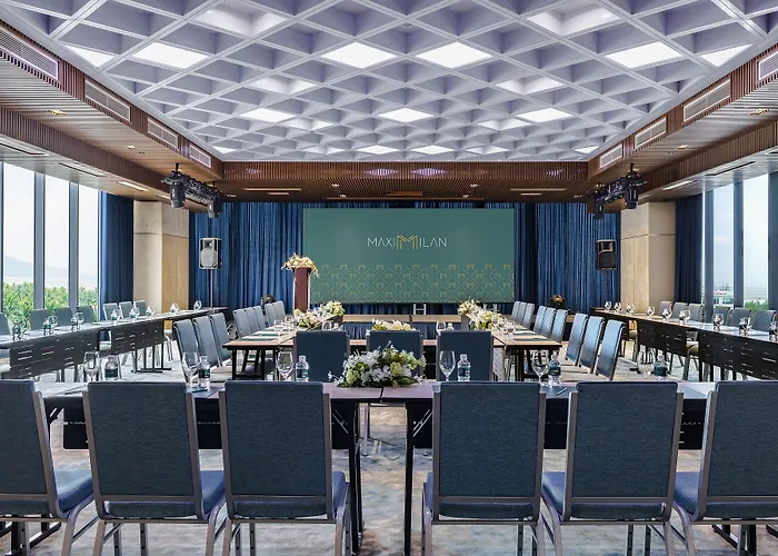 Maximilan Danang Beach Hotel